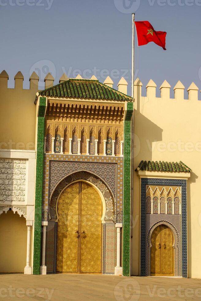 detailopname van 3 overladen messing en tegel deuren naar Koninklijk paleis in fez, Marokko foto