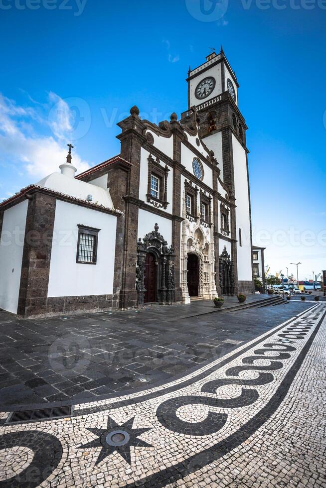 toren van st. Sebastian kerk Igreja matriz de sao sebastiao in Ponta delgada, san Miguel, de autonoom regio van de azoren, Portugal. foto