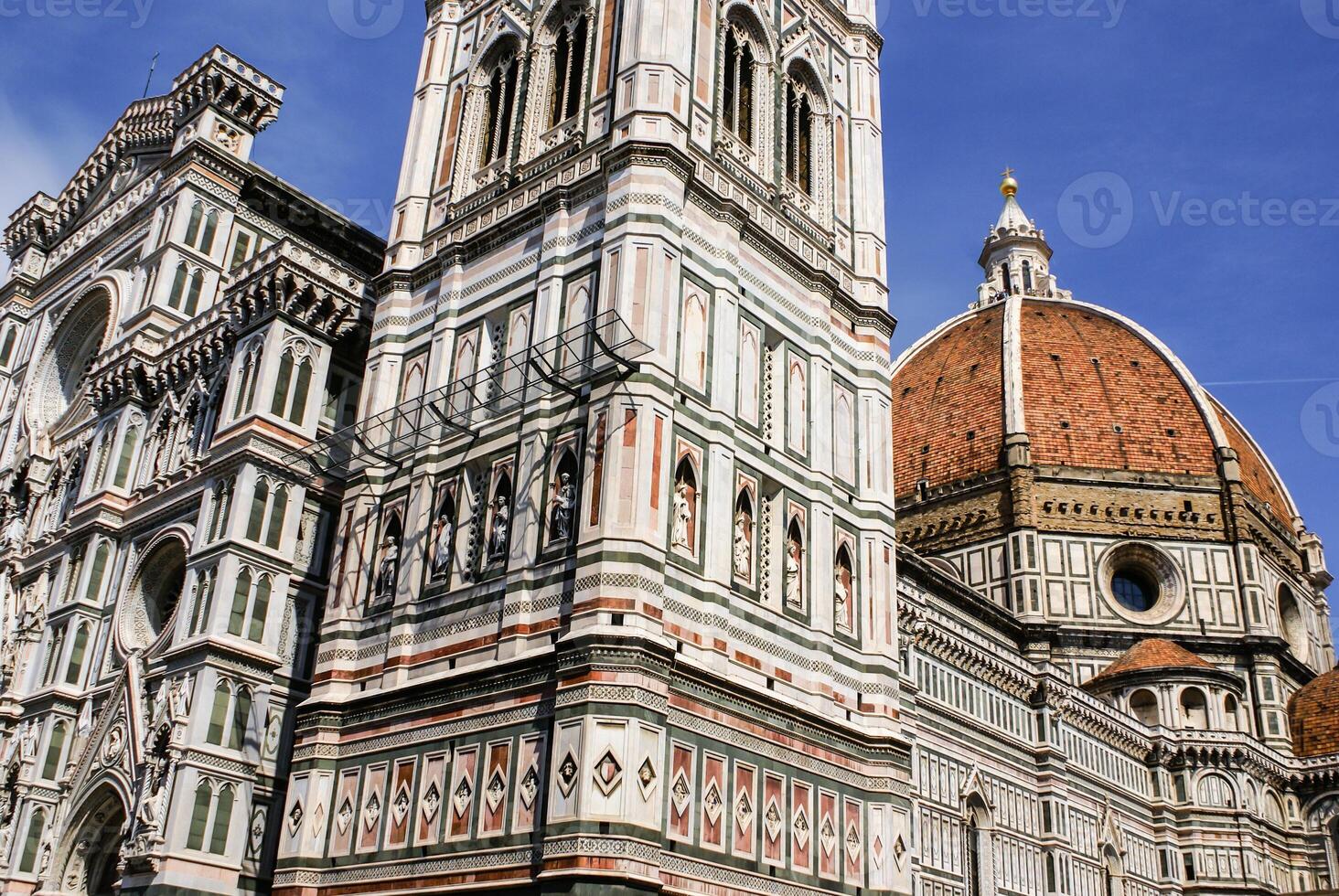 overladen facade van de duomo van Florence, Italië foto