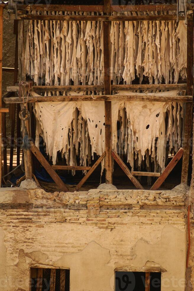 fez, Marokko. de looierij souk van wevers is de meest bezocht een deel van de 2000 jaren oud stad. foto