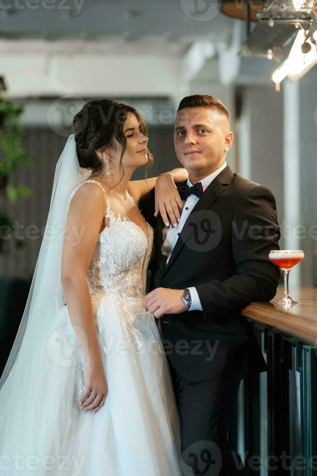 bruid en bruidegom in een cocktailbar foto