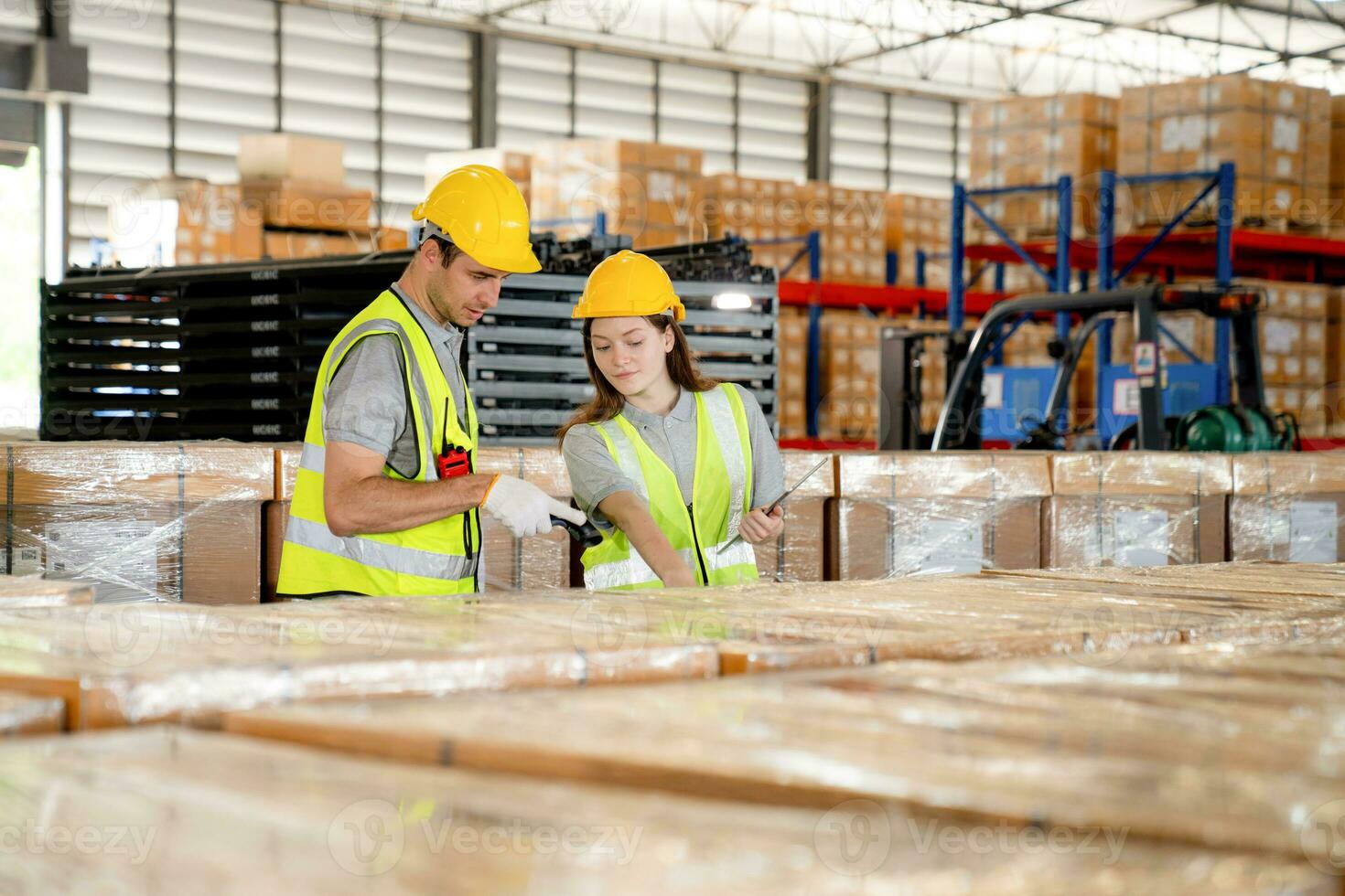 magazijn arbeider en managers controleren voorraad en voorraad door gebruik makend van digitaal tablet computer in de kleinhandel magazijn vol van schappen met goederen. werken in logistiek en distributie centrum. foto