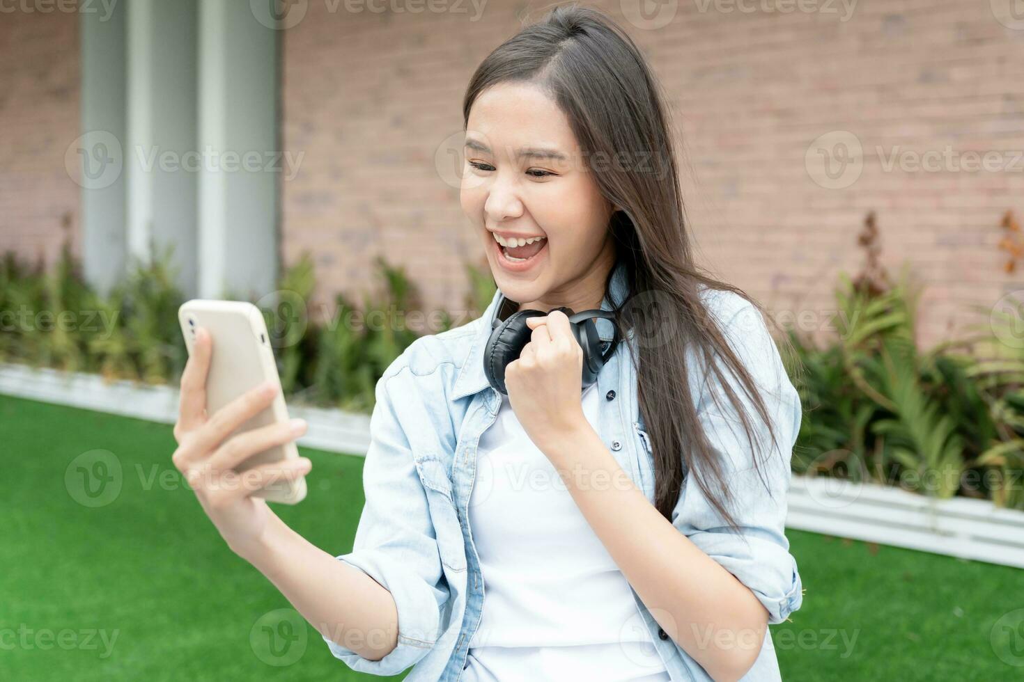 mooi leerling Aziatisch vrouw met verrassing aankondigen laatste examen. glimlach meisje gelukkig in college campus. portret vrouw Aan Internationale Azië Universiteit. opleiding, studie, school, gelukkig foto