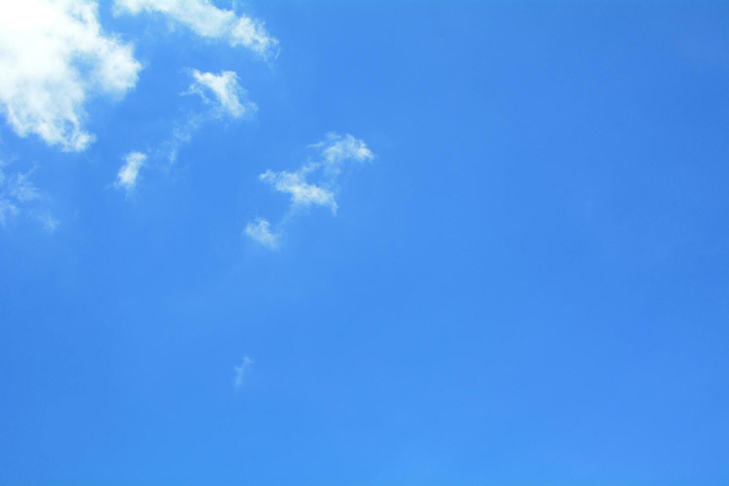 blauwe hemelachtergrond met wolken. foto