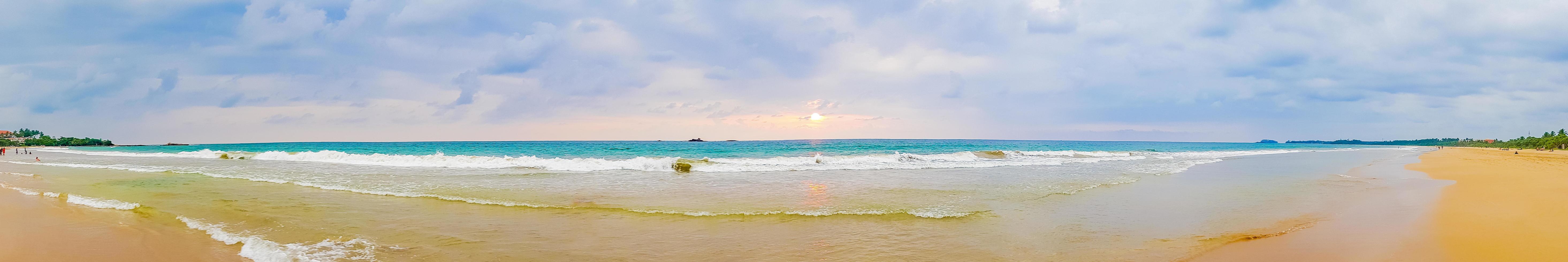 prachtig kleurrijk zonsonderganglandschap panorama van het strand van Bentota, sri lanka foto