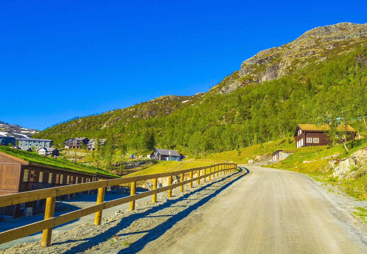 prachtig panorama noorse hemsedal skicentrum met berghut en hutten foto