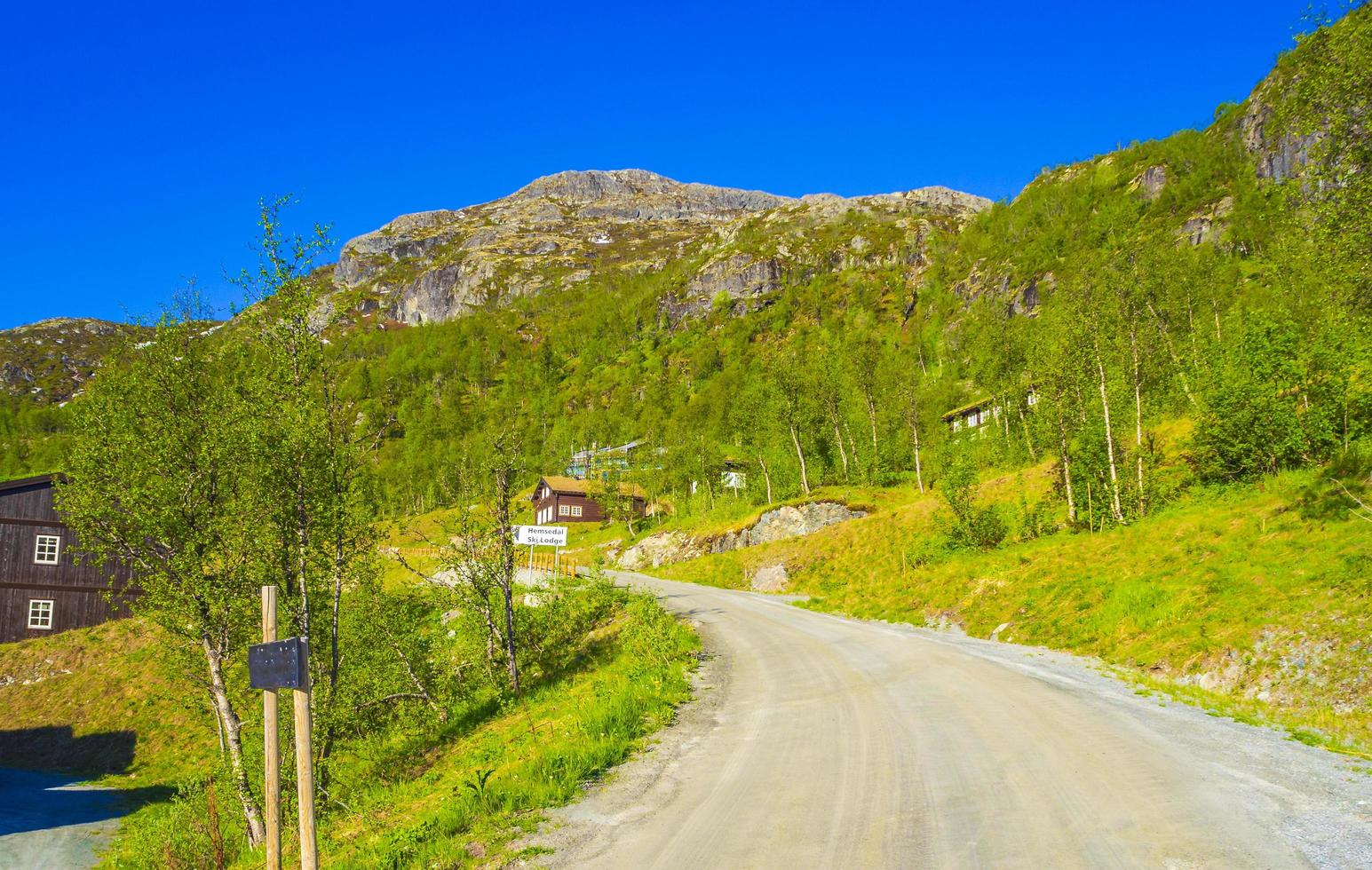 prachtig panorama noorse hemsedal skicentrum met berghut en hutten foto