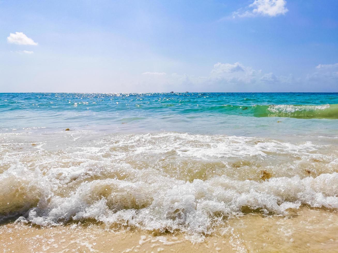 tropisch mexicaans strand golven punta esmeralda playa del carmen mexico foto