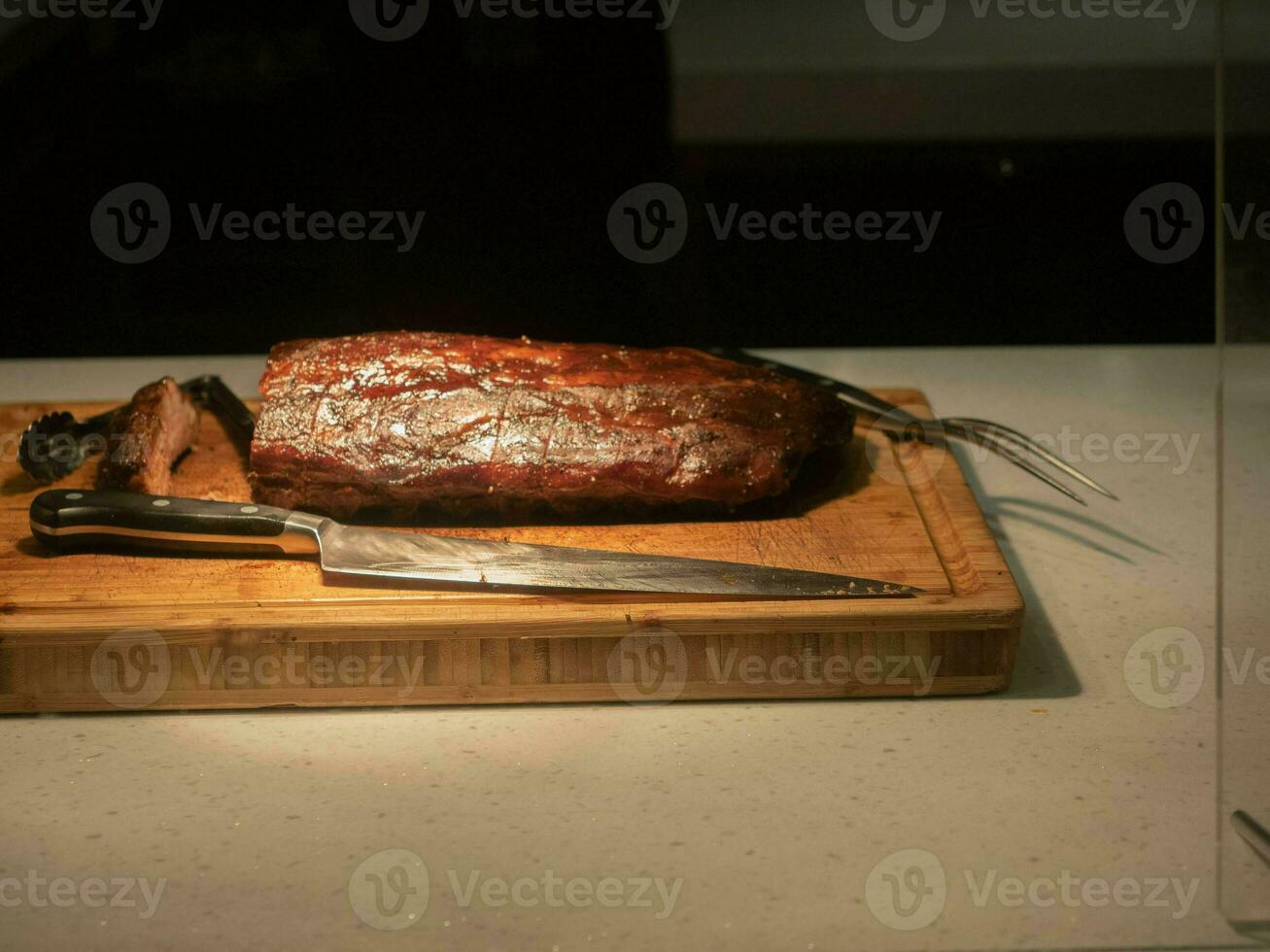 vlees versheid voedsel ingrediënt voorbereiding rauw voedsel Koken steak snijdend bord rundvlees voedsel drinken maaltijd filet avondeten rood hout varkensvlees keuken binnen- eiwit snijdend fijnproever slager lam gebraden rauw knoflook foto