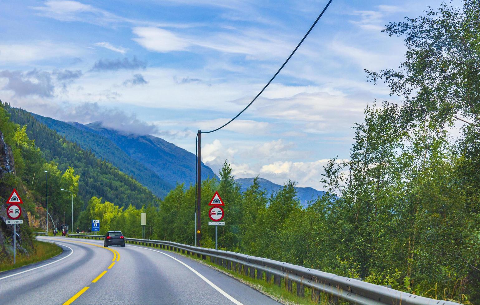 rijden door noorwegen in de zomer uitzicht op bergen en bossen foto