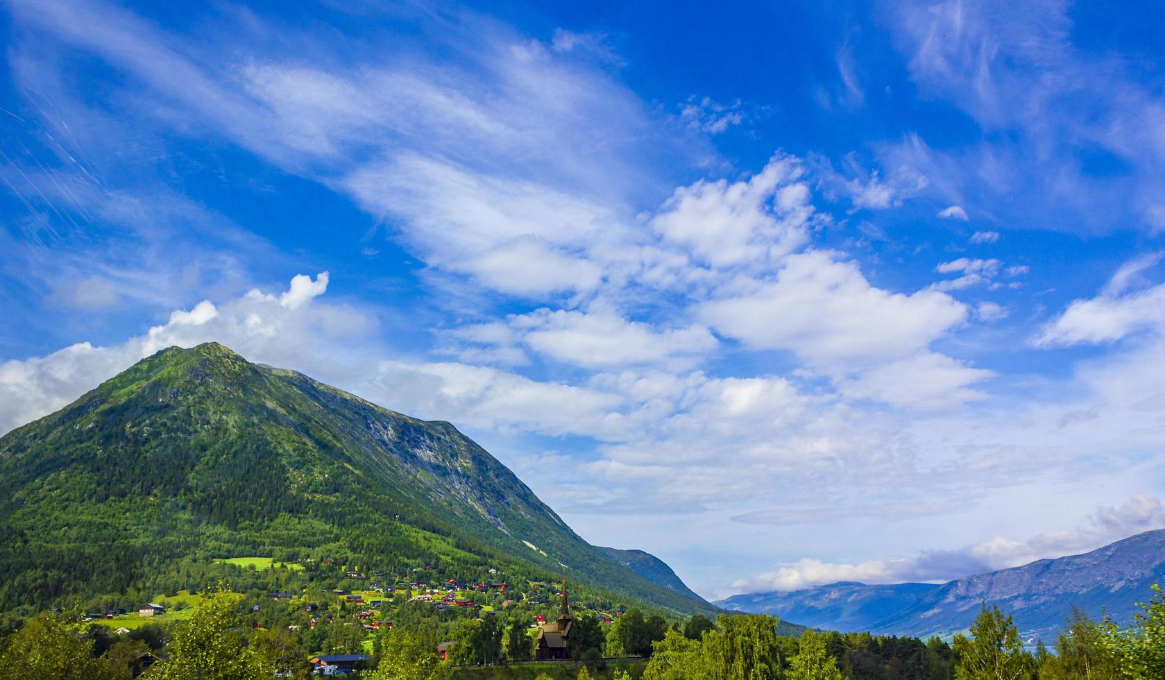 de dorpsstad lom in noorwegen. berglandschap panorama foto