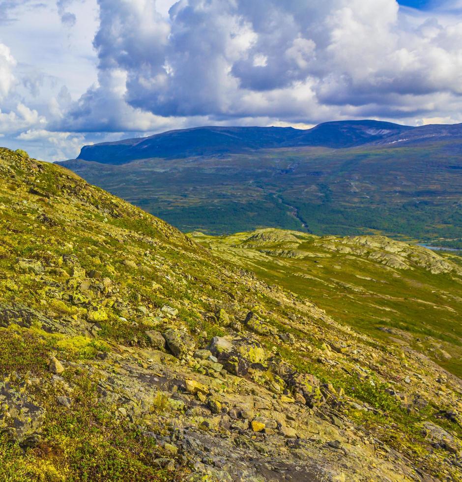 verbazingwekkende besseggen bergrug en turquoise merenlandschap in noorwegen foto