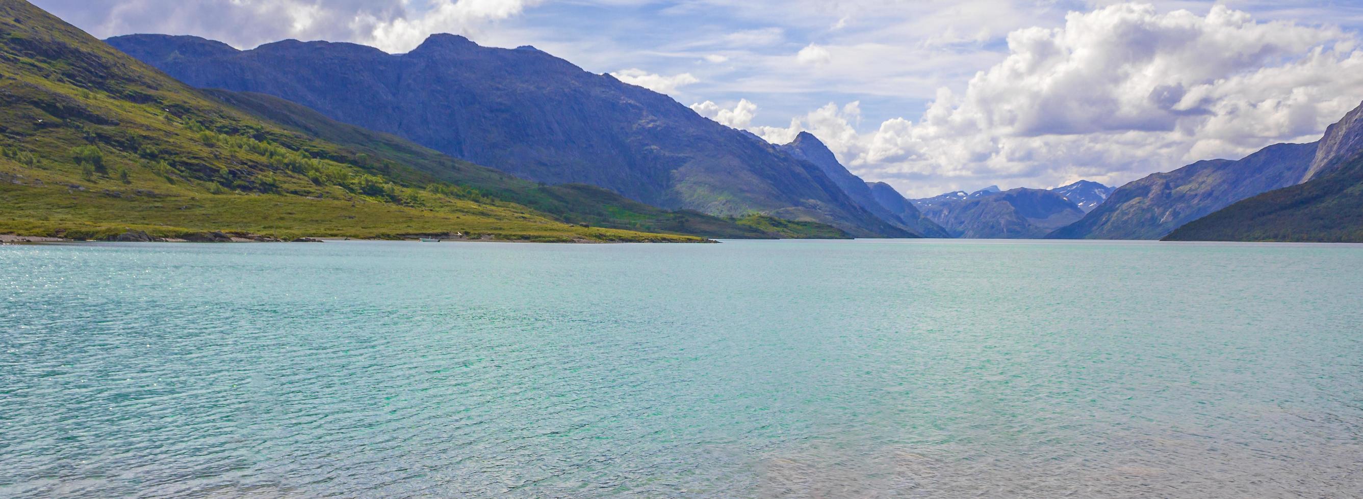 verbazingwekkende besseggen bergkam turquoise meer panorama landschap in noorwegen foto