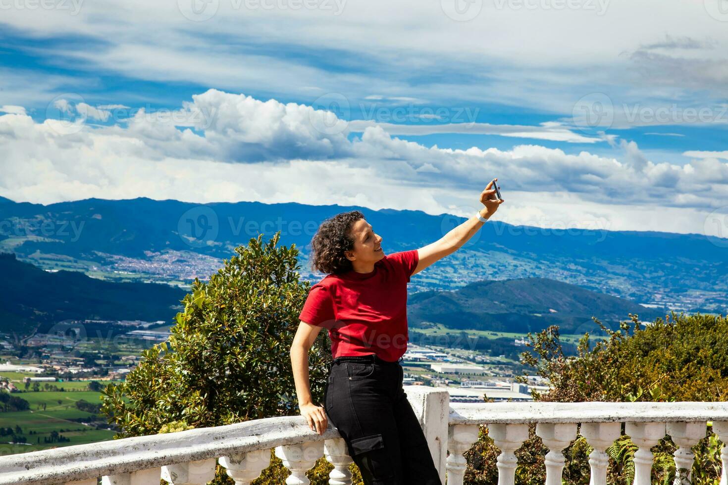 jong vrouw Bij een gezichtspunt over- de mooi sopo vallei Bij de afdeling van cundinamarca in Colombia foto