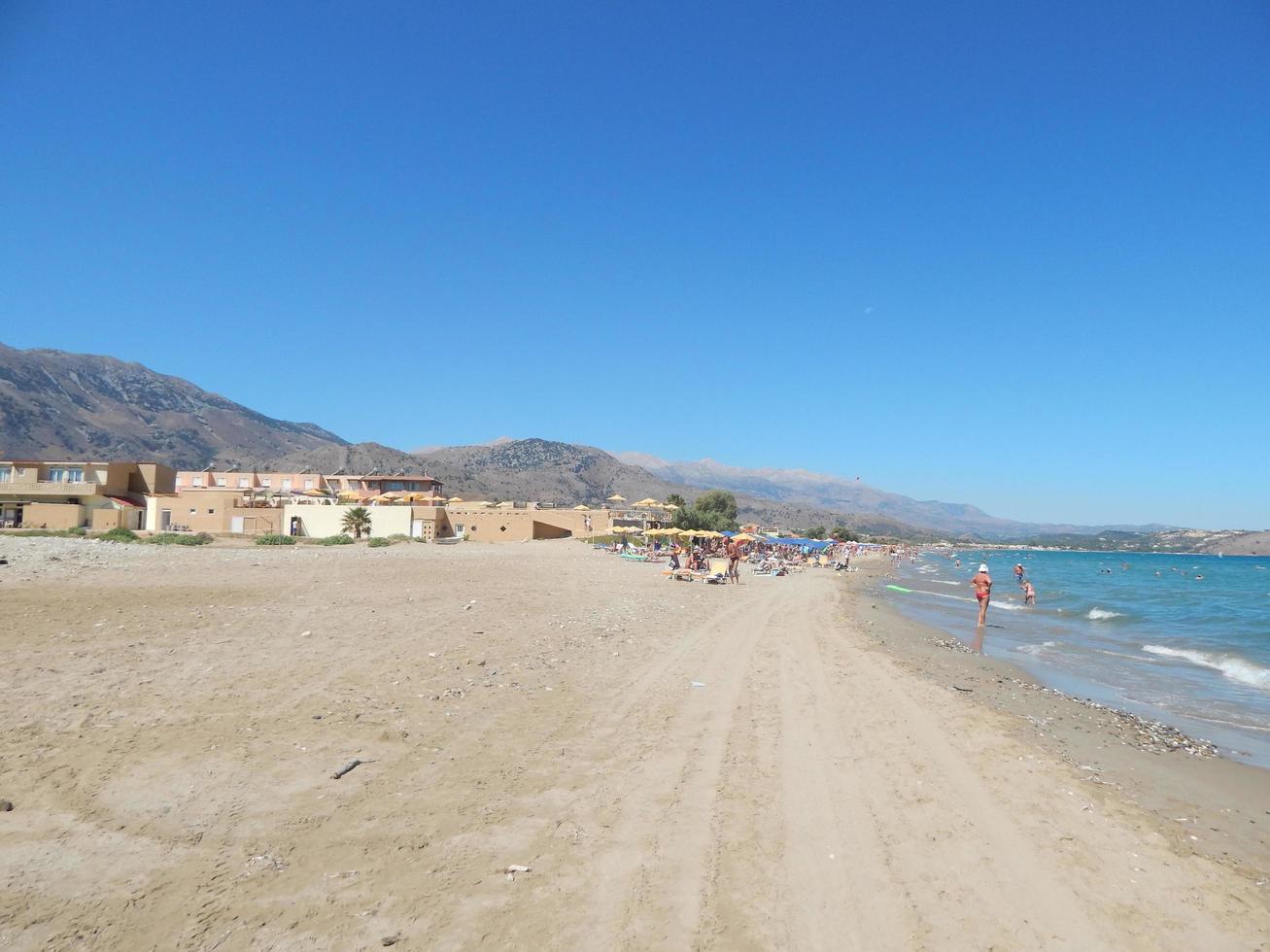 reizen in griekenland op het eiland kreta bergen en de zee foto