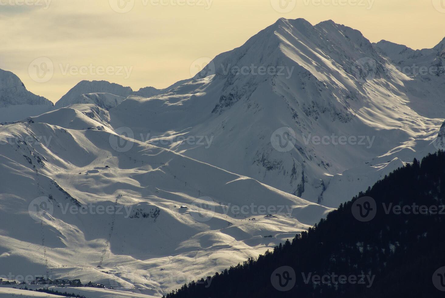 panoramisch uitzicht, zuidzijde, van het massad van maladeta in de pyreneeën foto