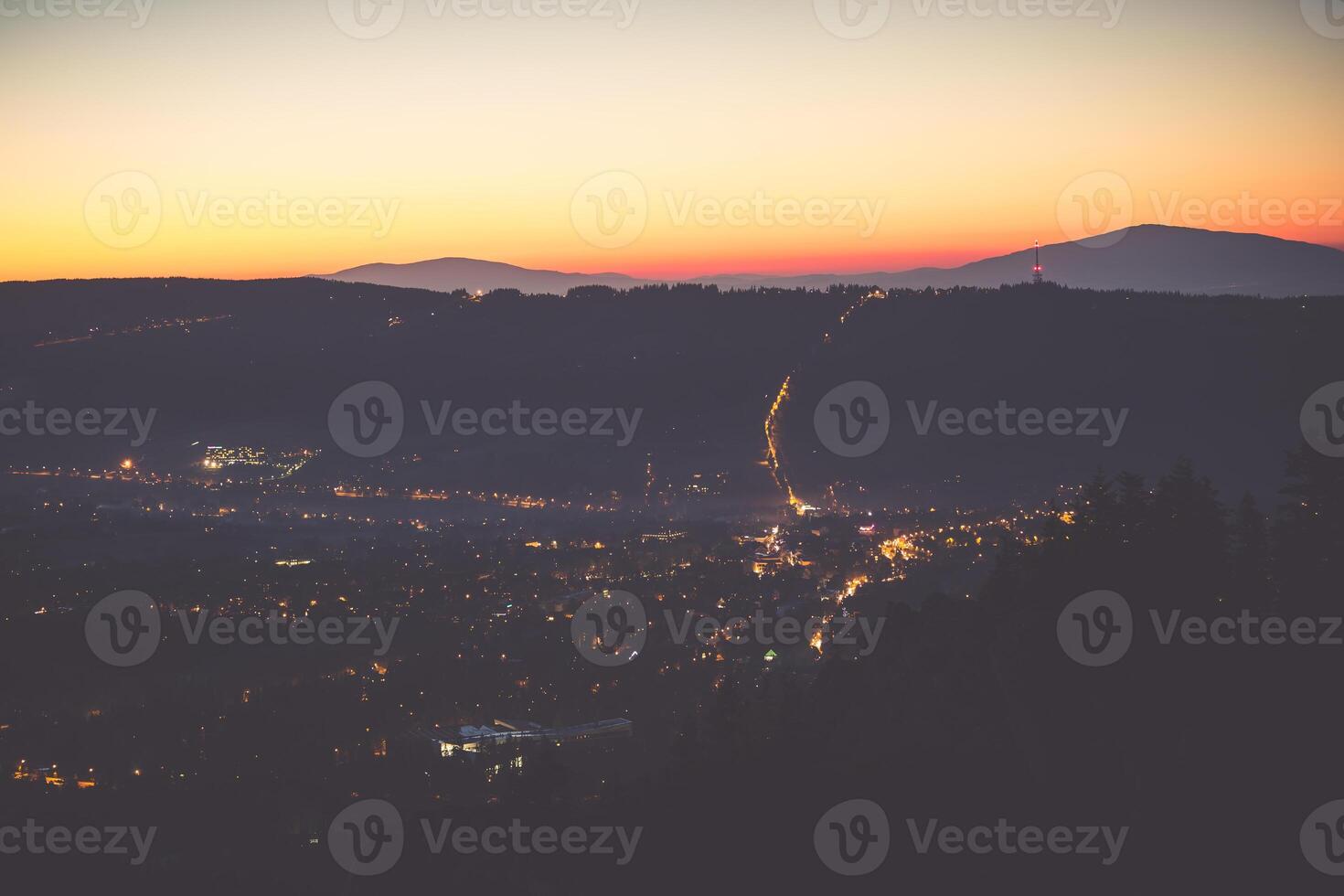 stad- landschap Bij nacht. een vogeloog visie van een berg stad- na zonsondergang, zakopane in Polen. foto