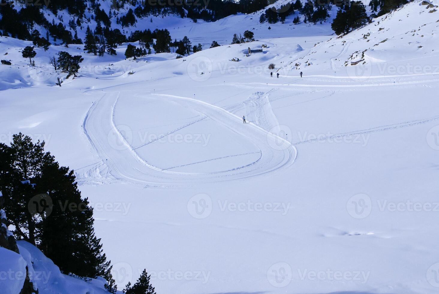 vers ski helling en bergen in zonnig dag foto