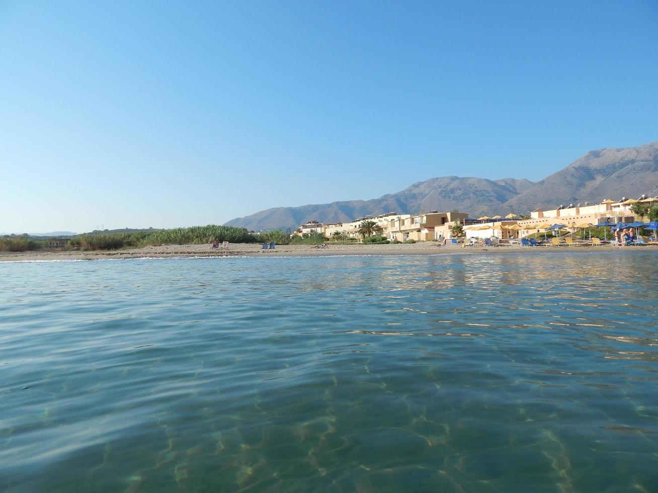 reizen in griekenland op het eiland kreta bergen en de zee foto