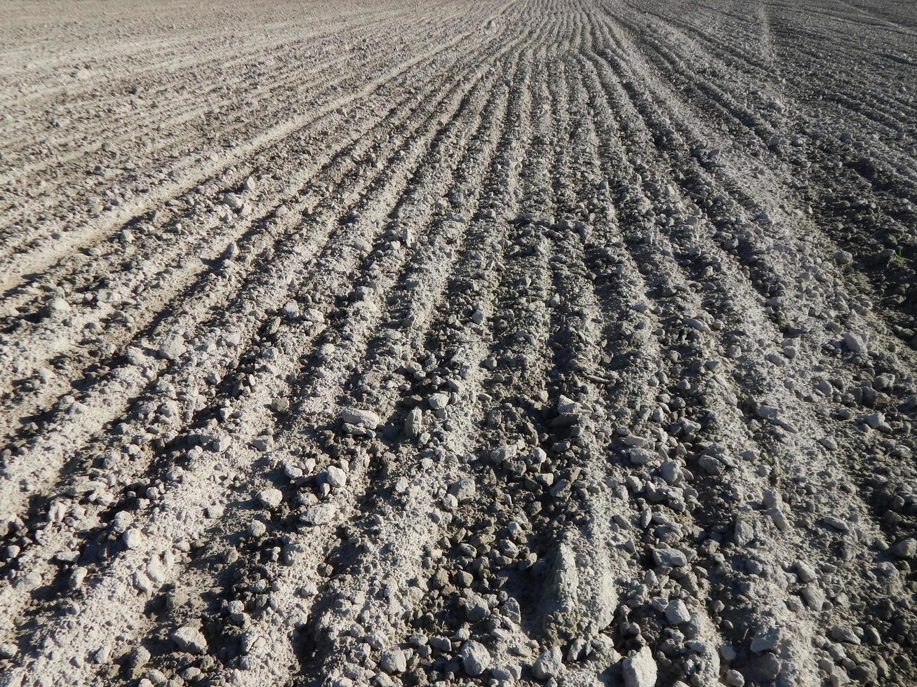 tractor geploegd veld en bouwland foto