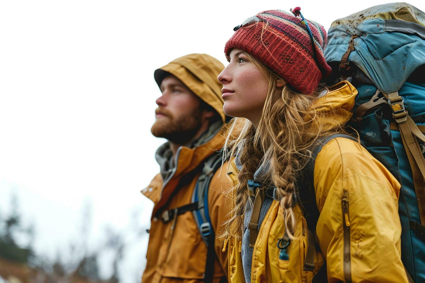 ai gegenereerd twee backpackers wandelen Aan een aard pad foto