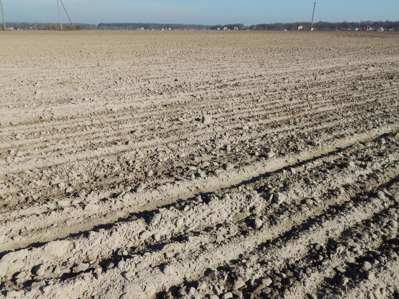 tractor geploegd veld en bouwland foto