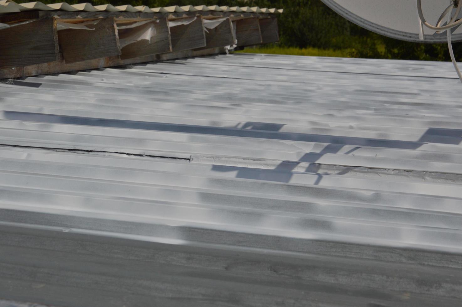 dakschildering met emaille verf uit een spuitbus foto