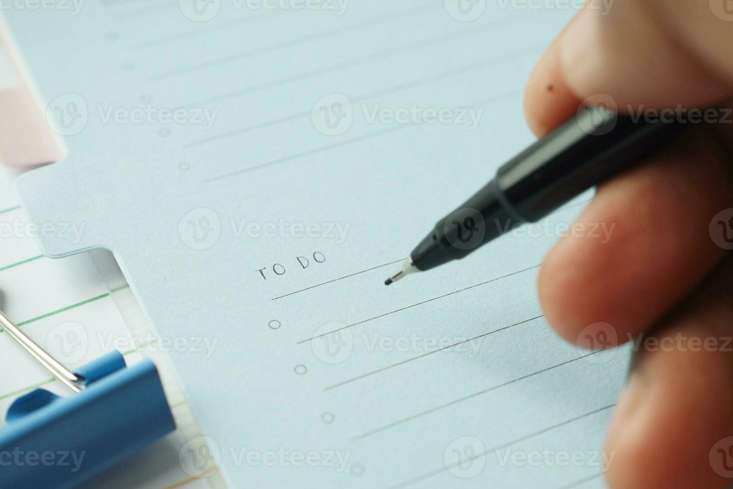 schrijven Aan naar Doen lijst in notitieboekje met kantoor leveranciers Aan papier foto