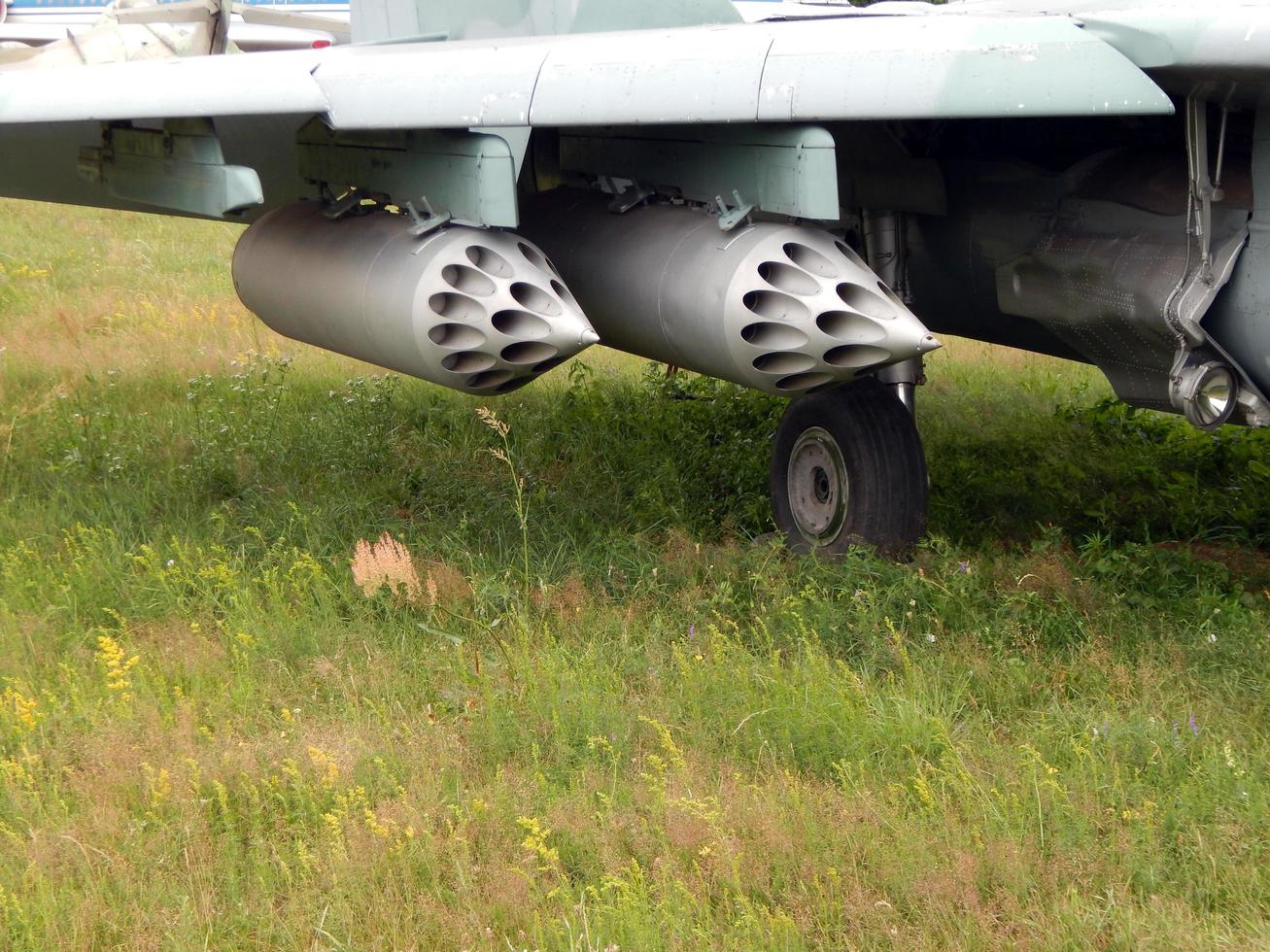 bewapening van vliegtuigen en helikopters raketten, bommen, kanonnen foto