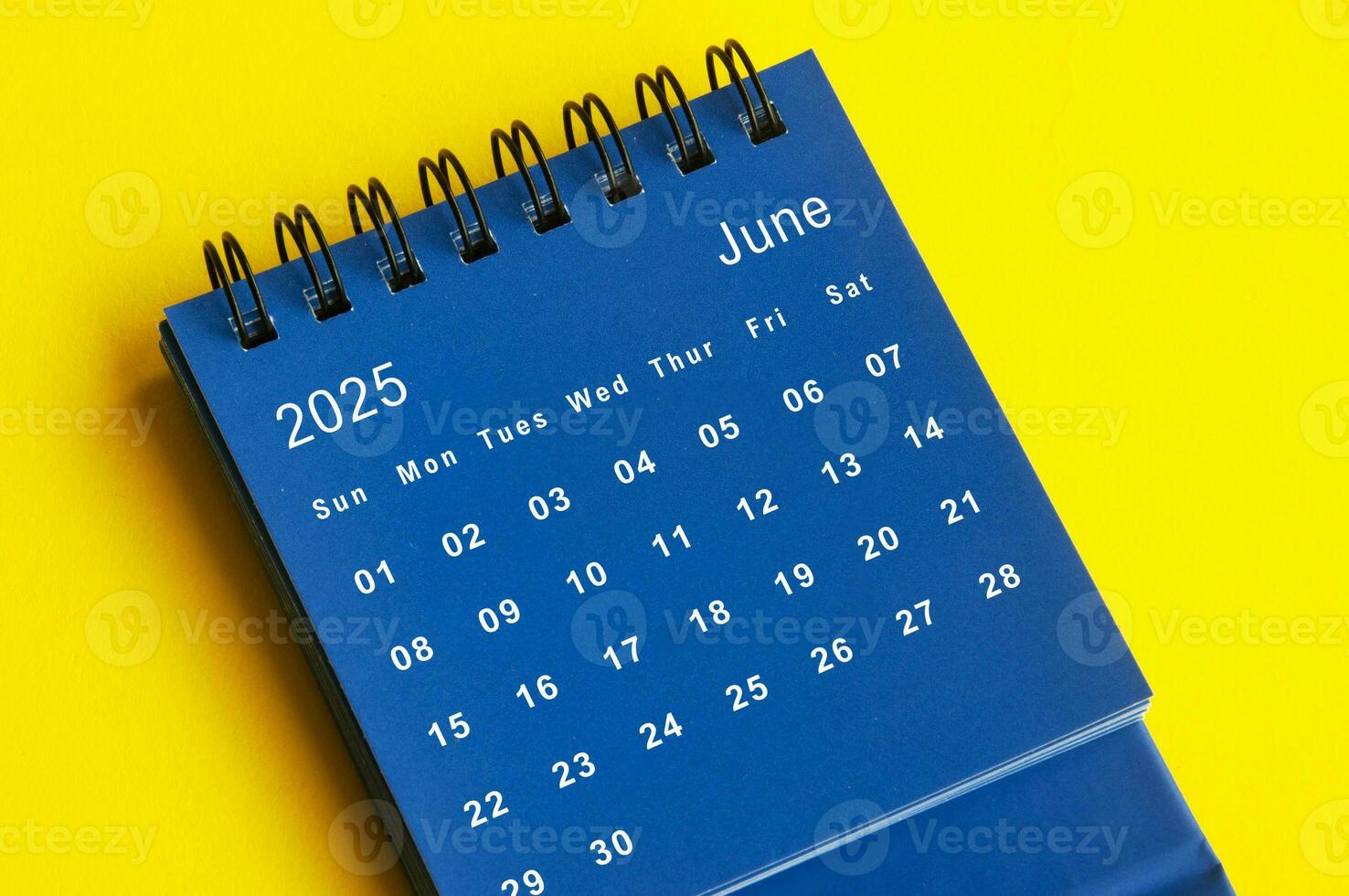 juni 2025 blauw bureau kalender Aan geel Hoes achtergrond. foto