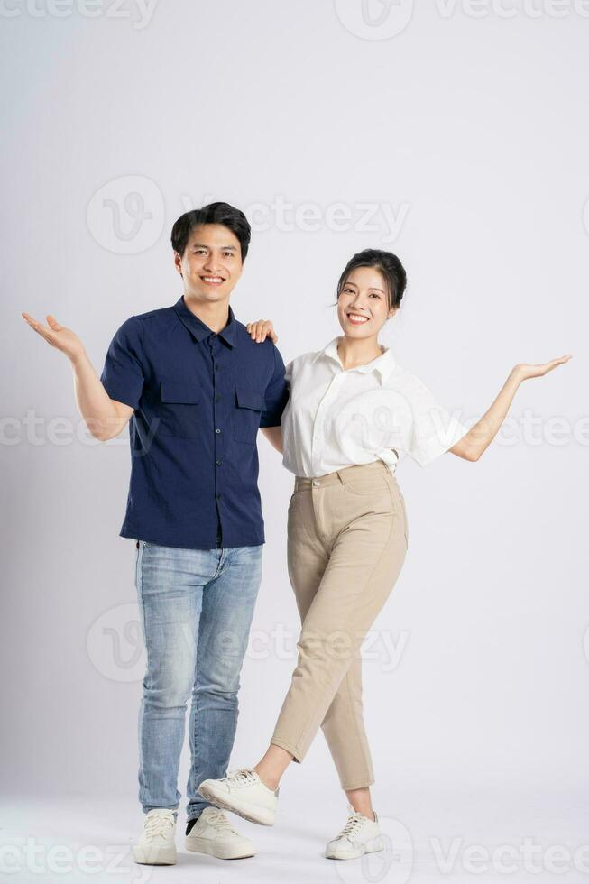 beeld van een Aziatisch paar poseren Aan een wit achtergrond foto