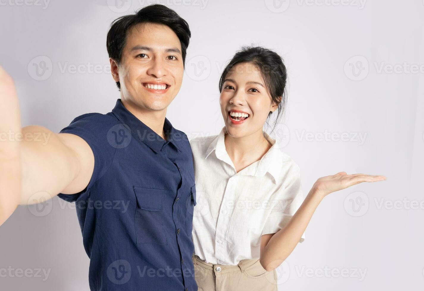 beeld van een Aziatisch paar poseren Aan een wit achtergrond foto
