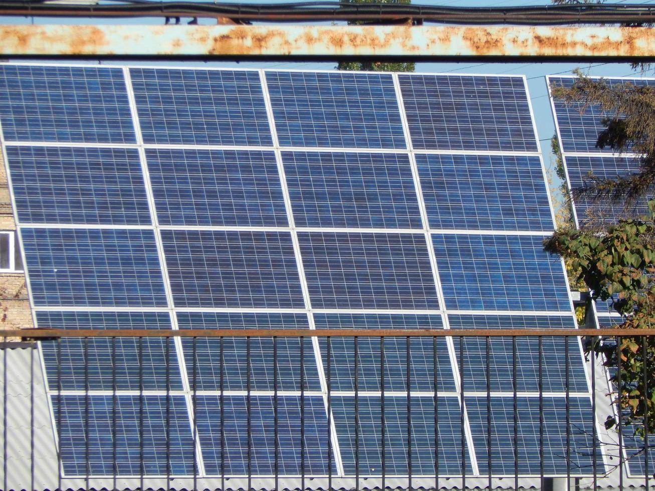 zonnepanelen voor elektriciteitscentrales op het dak van het huis foto