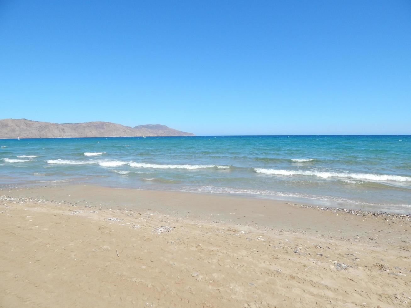 reizen in griekenland op het eiland kreta bergen en de zee foto