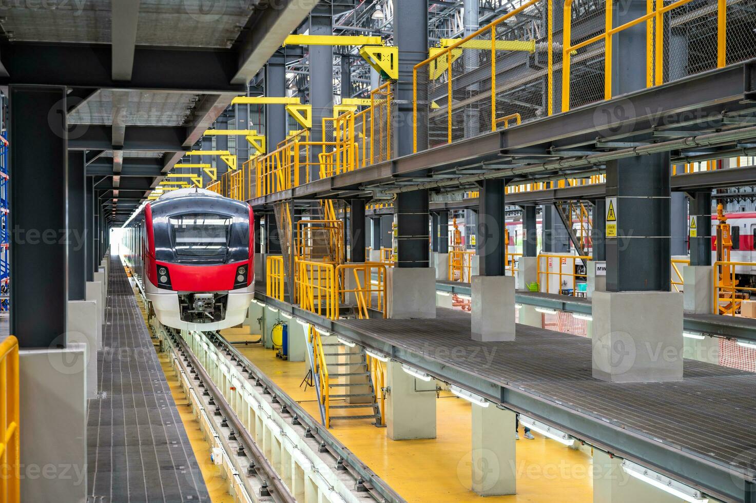 rood elektrisch trein geparkeerd in de depot foto