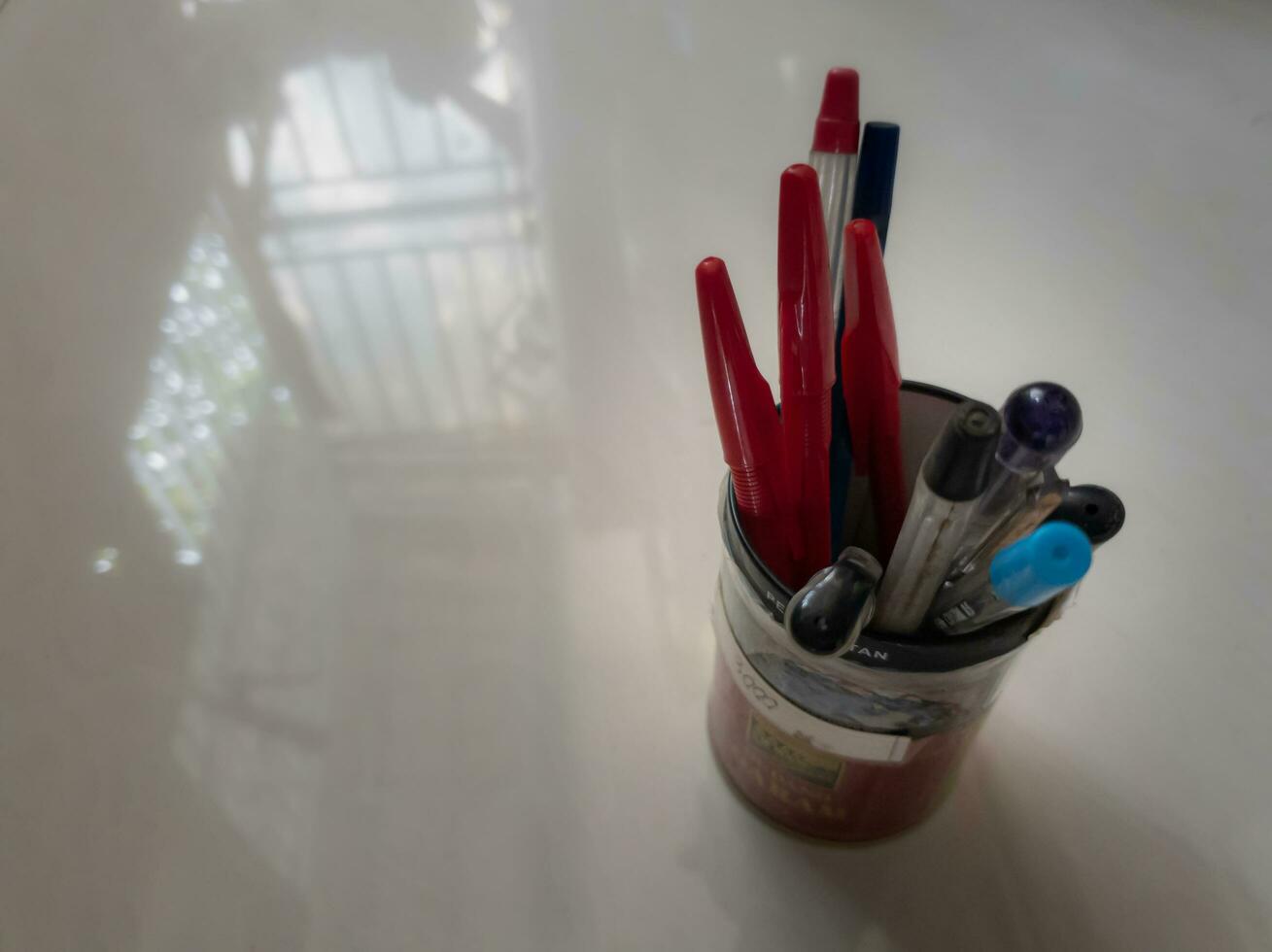 een verzameling van pennen in een kan foto