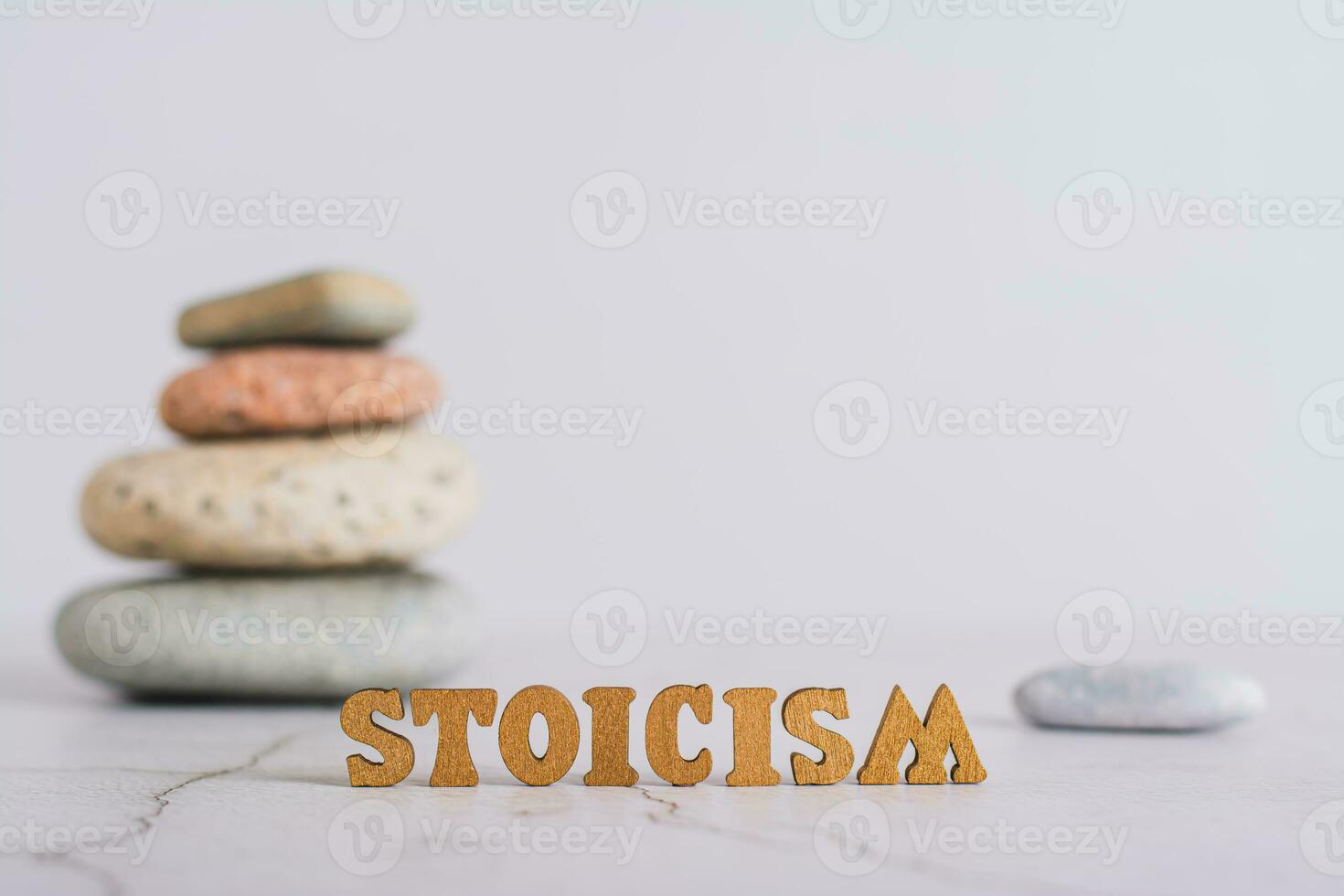 concept stoïcisme woord gemaakt van brieven en piramide van stenen Aan grijs achtergrond foto