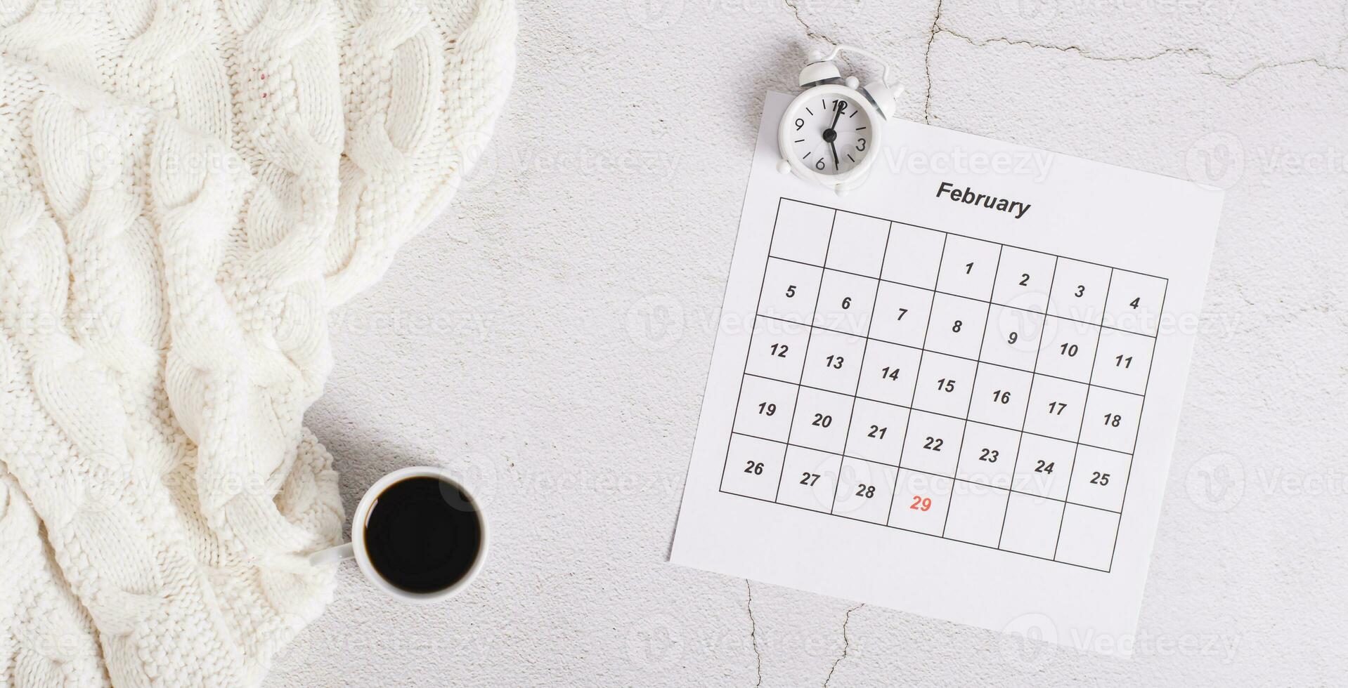 sprong jaar concept, kalender, alarm klok en koffie Aan licht top visie web banier foto
