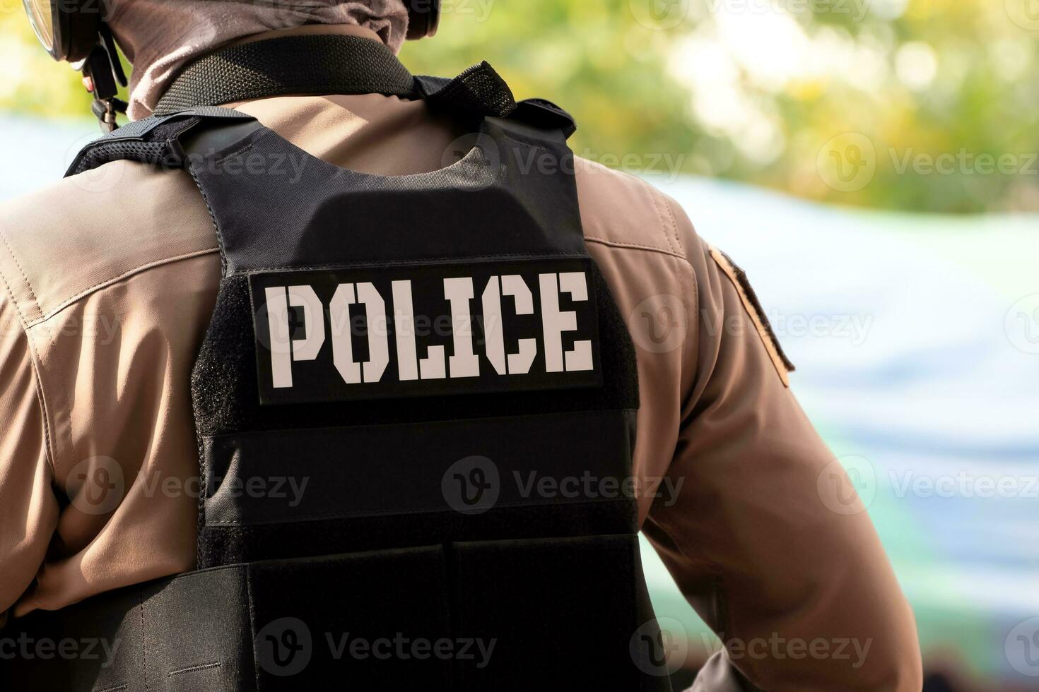 terug visie van mannetje Politie officier gekleed. een kogel bewijs hesje Aan zijn terug spreuken uit de woord politie. Thailand Politie uniform, bescherming en onderhoud van vrede en bestellen foto