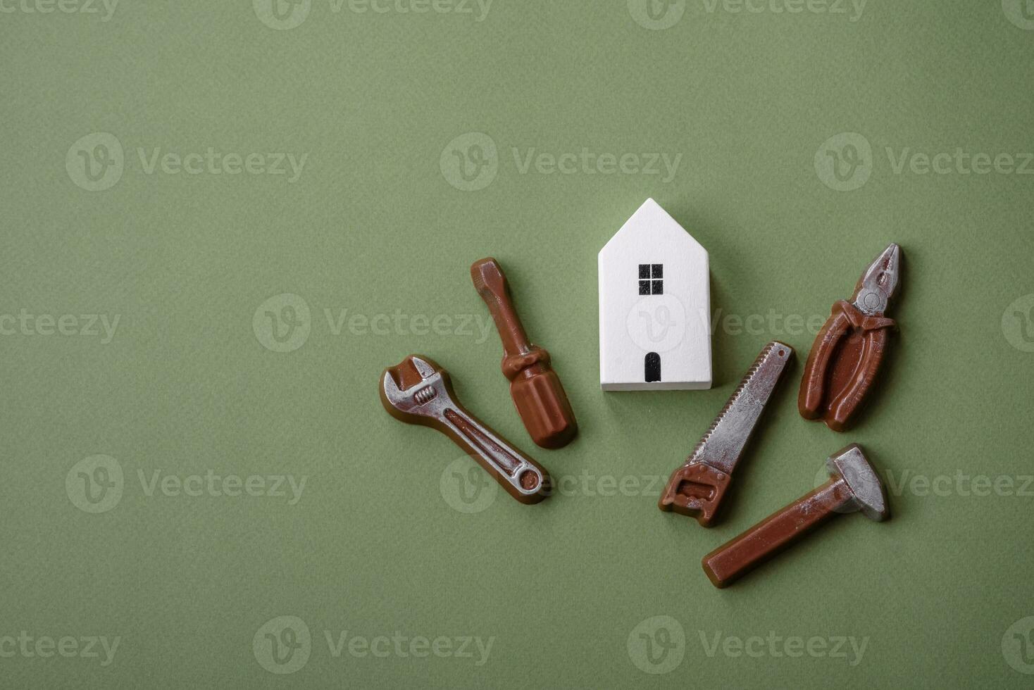 reparatie of huis verbetering gereedschap en een huis model- Aan een duidelijk achtergrond foto
