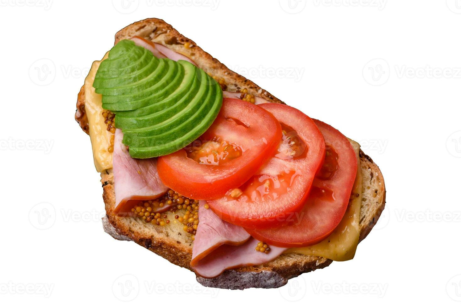 heerlijk voedzaam gegrild geroosterd brood met ham, kaas, tomaten en avocado foto