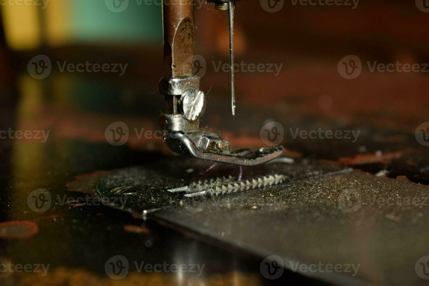 dichtbij omhoog naaien machine met naald- Aan hout tafel, antiek naaien machine met stof foto