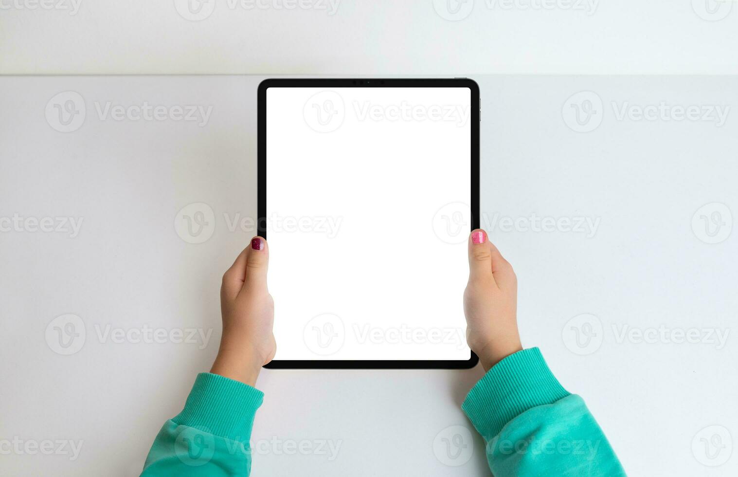 meisjes handen met tablet in een top visie vlak leggen, met een geïsoleerd scherm voor model. creëren een modern esthetisch voor digitaal inhoud en app presentaties foto