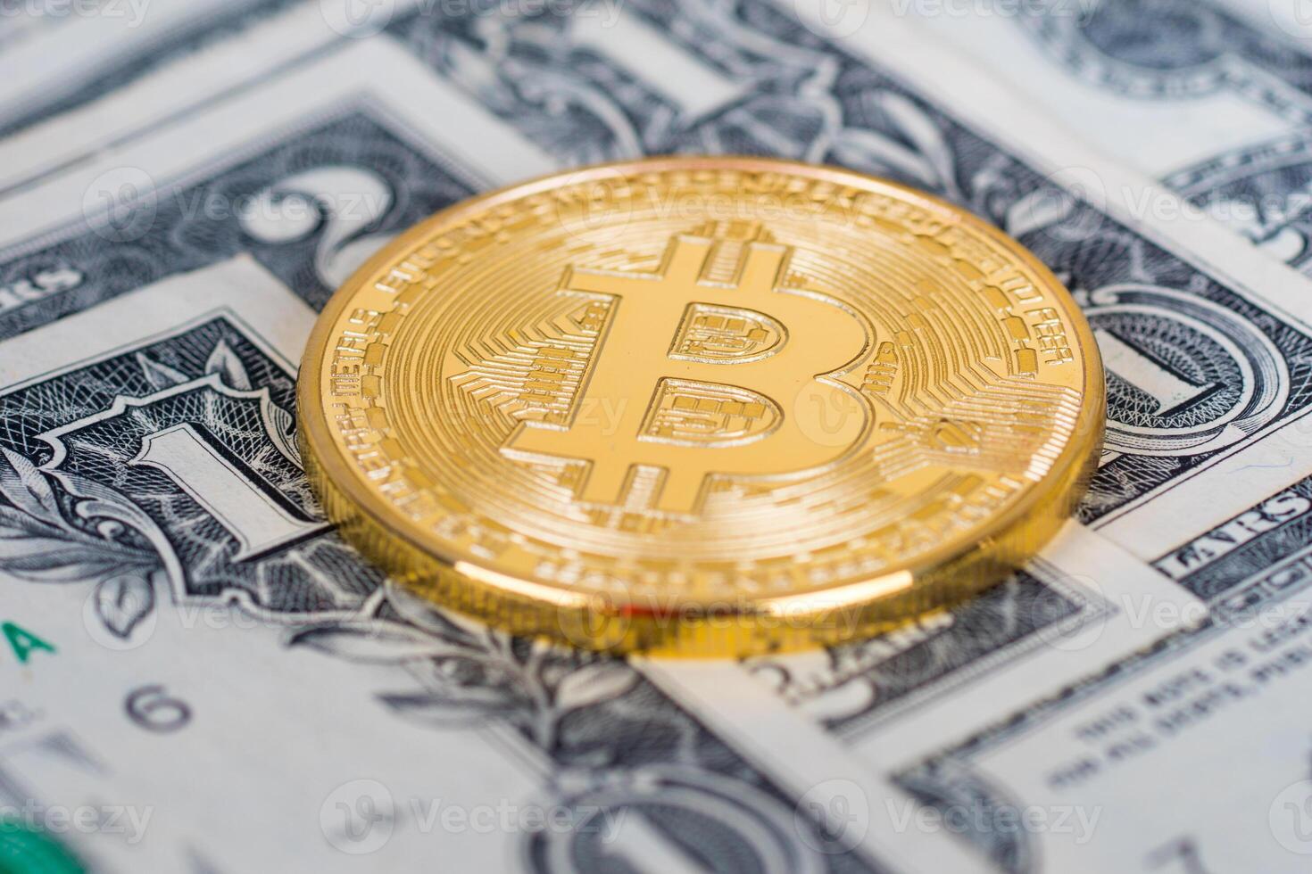 bitcoin gouden munt met dollarbankbiljetten foto