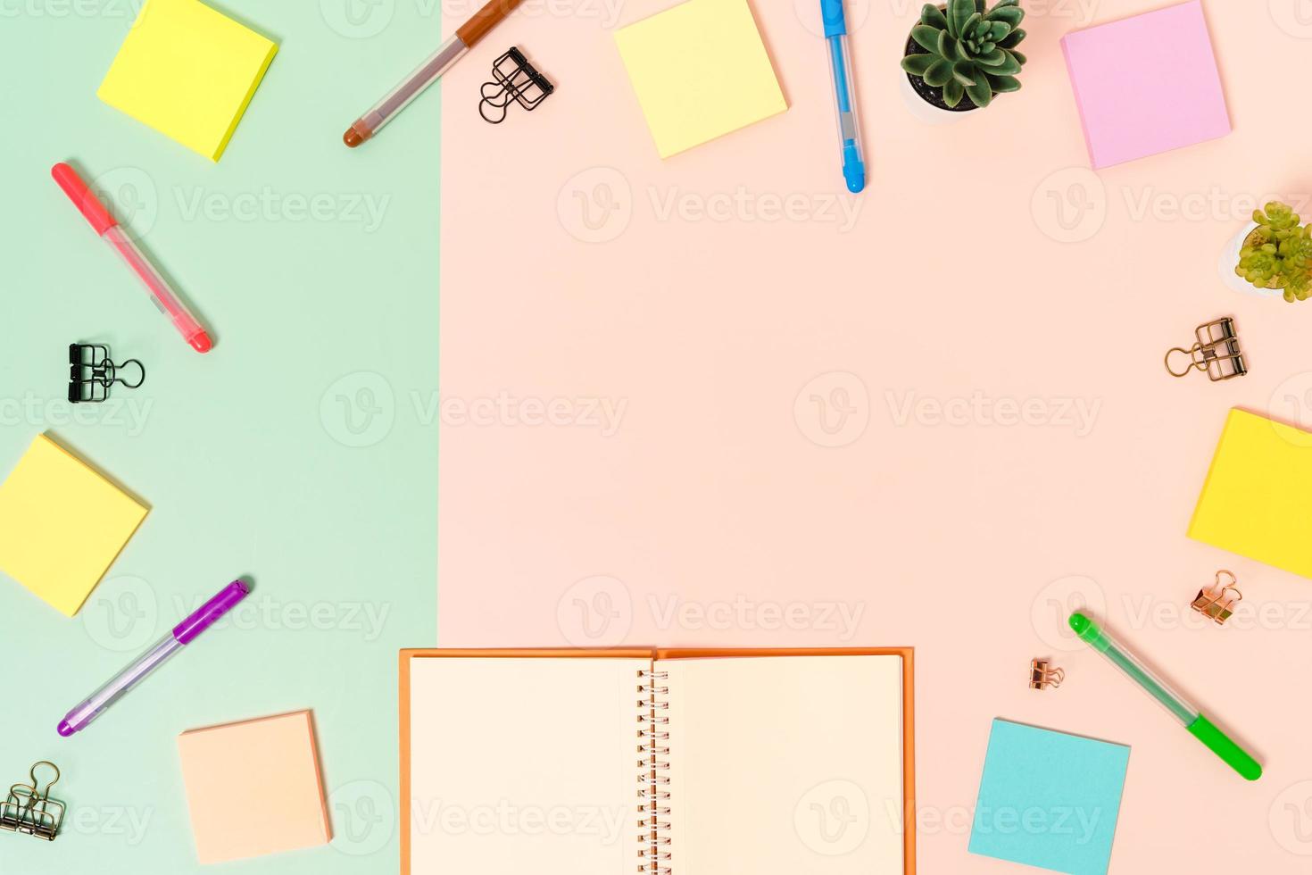 creatieve platliggende foto van een werkruimtebureau. bovenaanzicht bureau met toetsenbord, muis en open mockup zwarte notebook op pastel groen roze kleur achtergrond. bovenaanzicht mock-up met kopieerruimtefotografie.