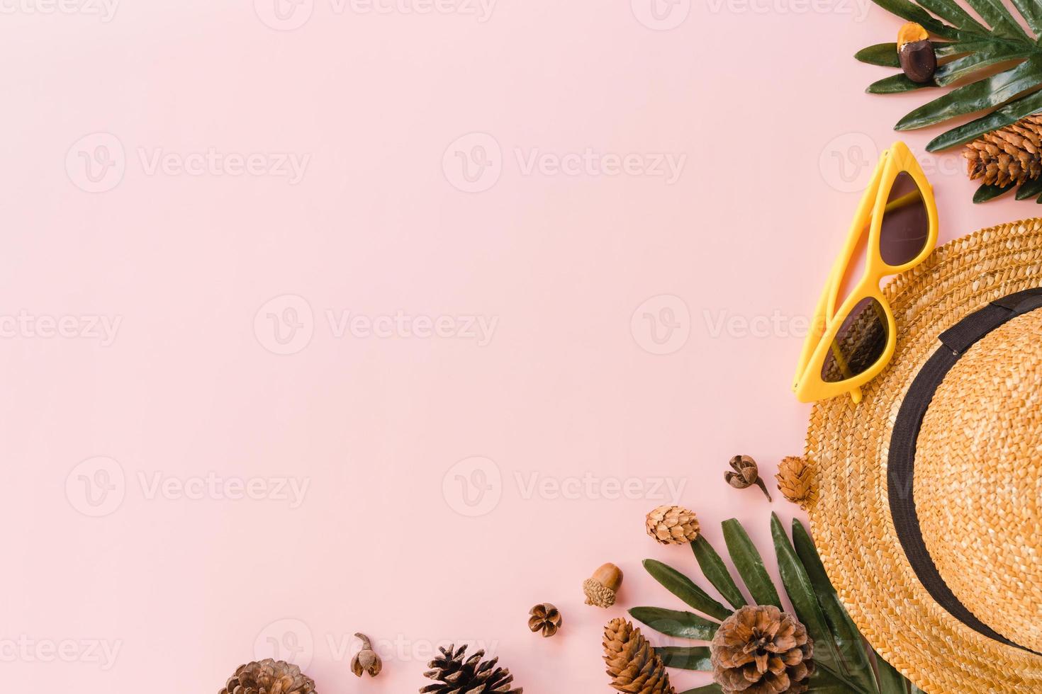 creatieve plat lag foto van reizen vakantie lente of zomer tropische mode. bovenaanzicht strandaccessoires op pastelroze kleur achtergrond met lege ruimte voor tekst. bovenaanzicht kopieer ruimtefotografie.