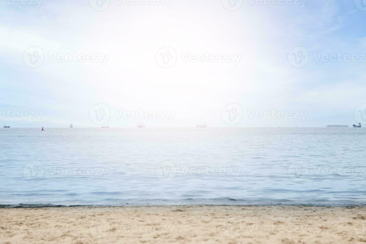 strand zand Aan de kust in herfst met blauw lucht. de oceaan zeegezicht is mooi. de concept van natuur, toerist vakantie, ontspannende reizen, vakanties. foto