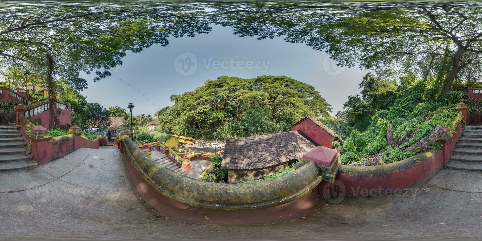 vol naadloos bolvormig 360 hdri panorama Aan oud beton trappenhuis, stoffelijk overschot van een oude meer ontwikkelde beschaving in oerwouden van Indië in equirectangular projectie, voor vr virtueel realiteit inhoud foto