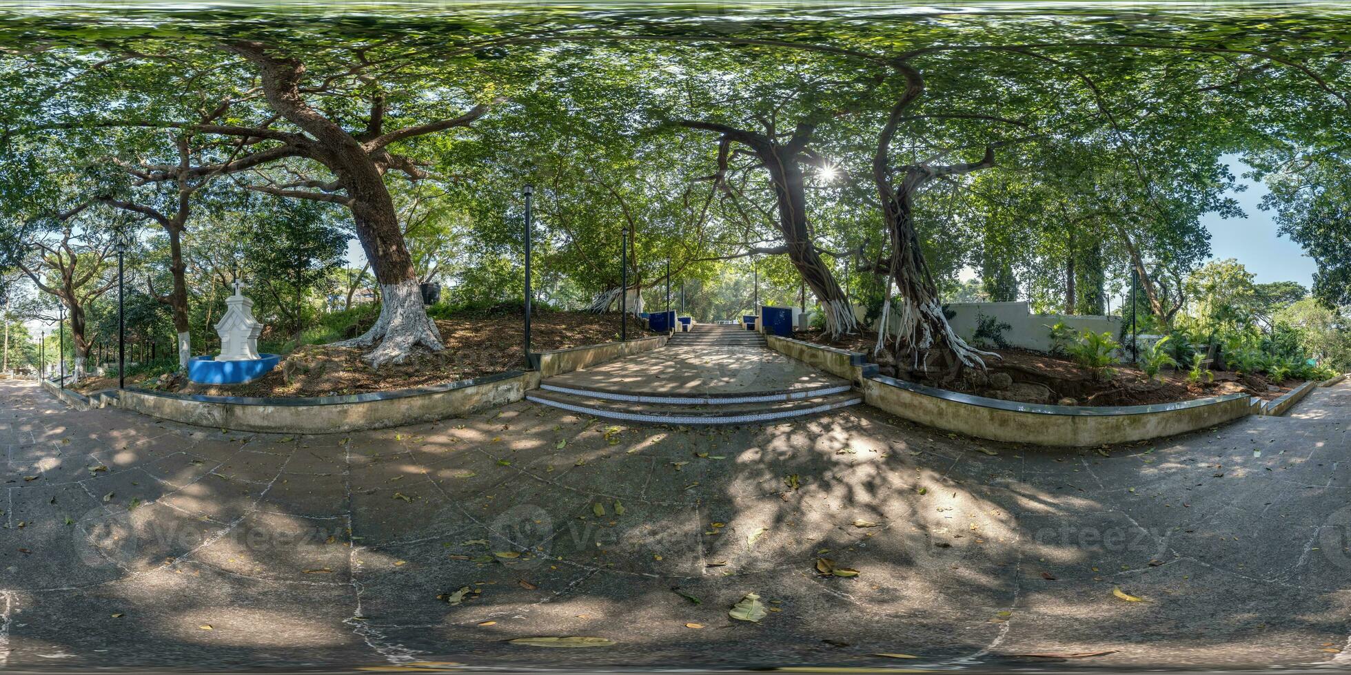 vol naadloos bolvormig 360 hdri panorama Aan oud beton trappenhuis, stoffelijk overschot van een oude meer ontwikkelde beschaving in oerwouden van Indië in equirectangular projectie, voor vr virtueel realiteit inhoud foto