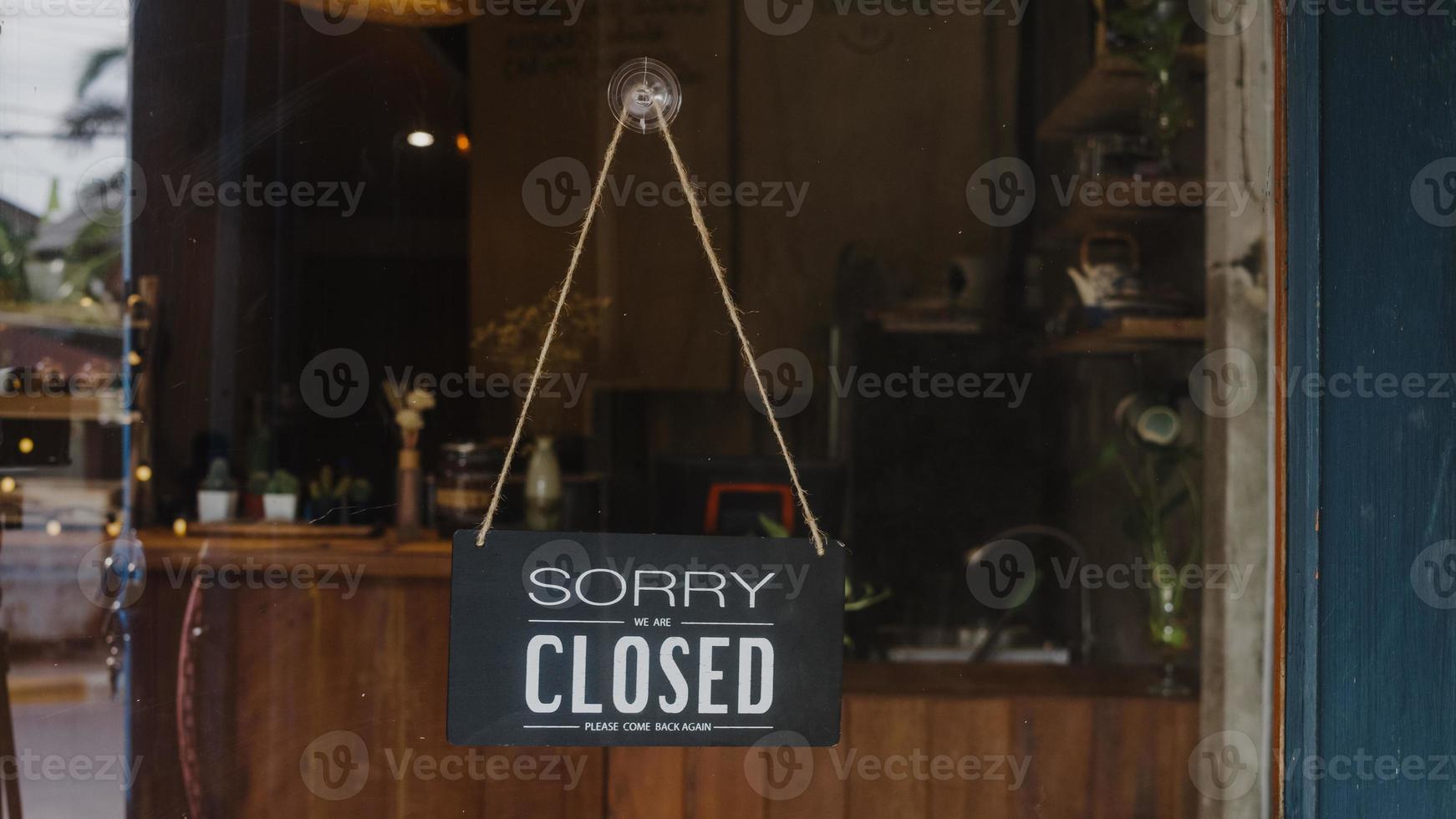 sorry we zijn gesloten vintage zwart-wit retro bord op een café met koffieglazen deur na quarantaine van het coronavirus. eigenaar klein bedrijf, eten en drinken, zakelijke financiële crisisconcept. foto